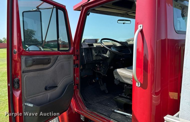 image for item DW5125 1999 International 4700 rollback truck