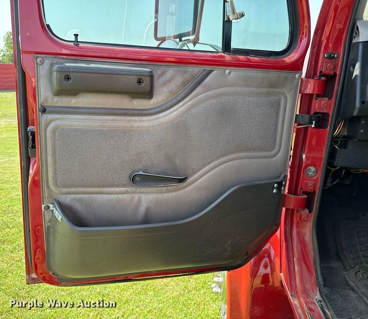 image for item DW5125 1999 International 4700 rollback truck