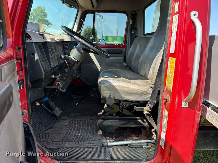 image for item DW5125 1999 International 4700 rollback truck