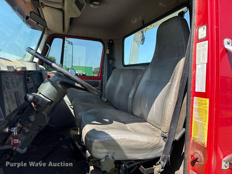 image for item DW5125 1999 International 4700 rollback truck