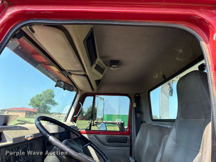 image for item DW5125 1999 International 4700 rollback truck