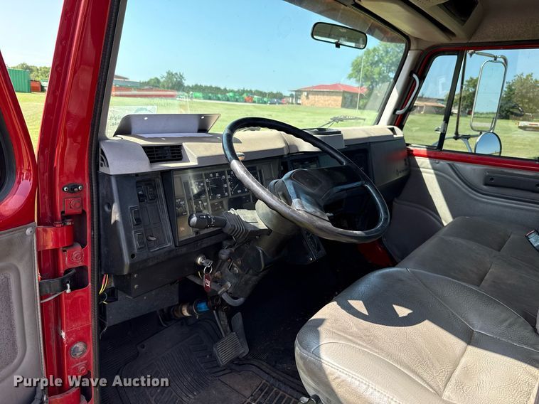 image for item DW5125 1999 International 4700 rollback truck