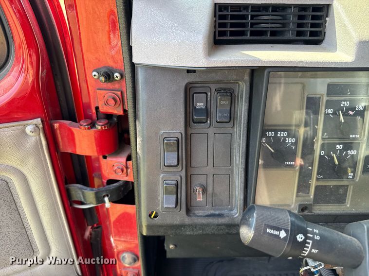 image for item DW5125 1999 International 4700 rollback truck