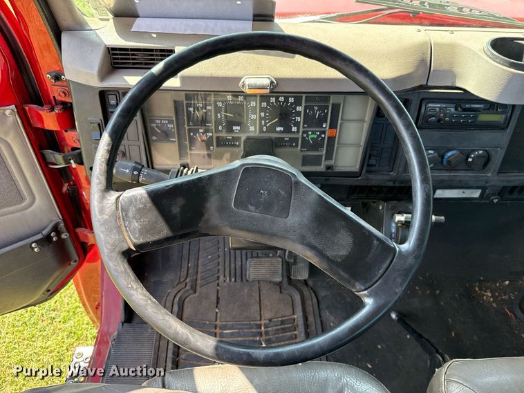 image for item DW5125 1999 International 4700 rollback truck