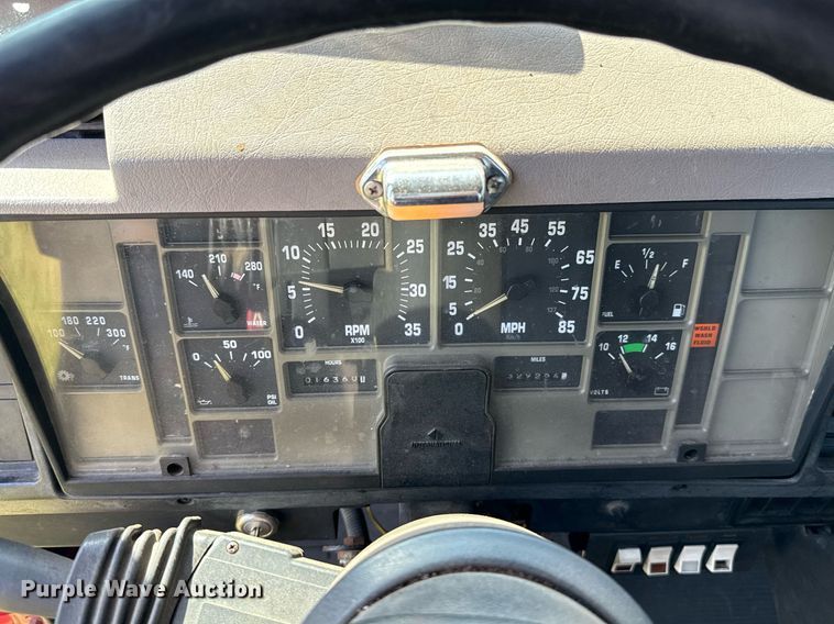 image for item DW5125 1999 International 4700 rollback truck