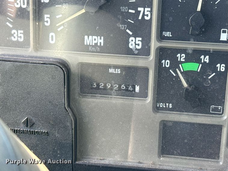 image for item DW5125 1999 International 4700 rollback truck