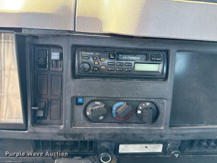 image for item DW5125 1999 International 4700 rollback truck