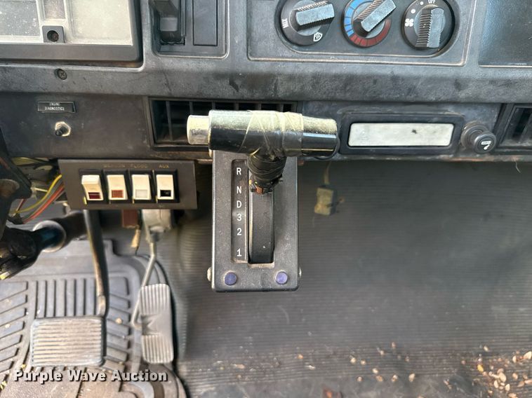 image for item DW5125 1999 International 4700 rollback truck