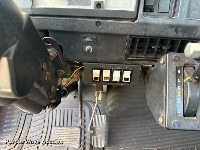 image for item DW5125 1999 International 4700 rollback truck