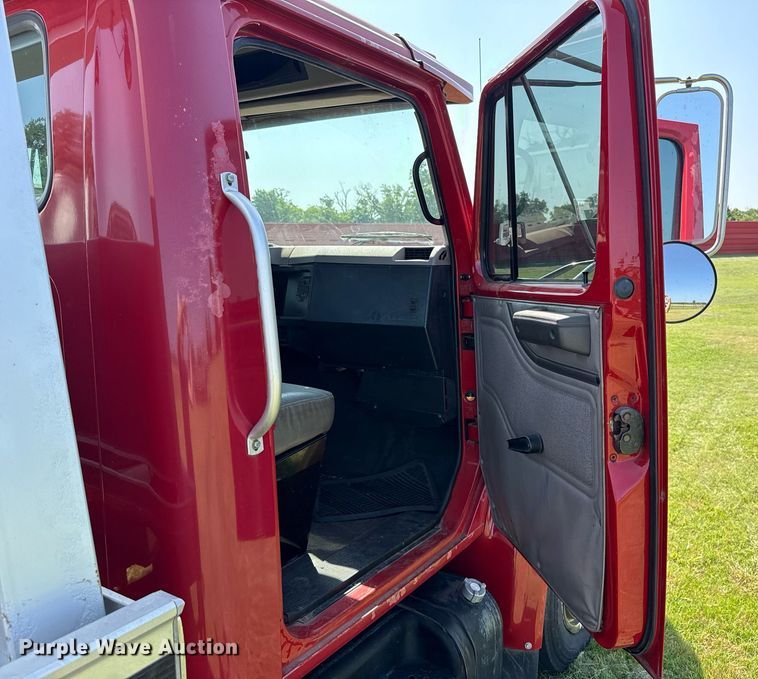 image for item DW5125 1999 International 4700 rollback truck