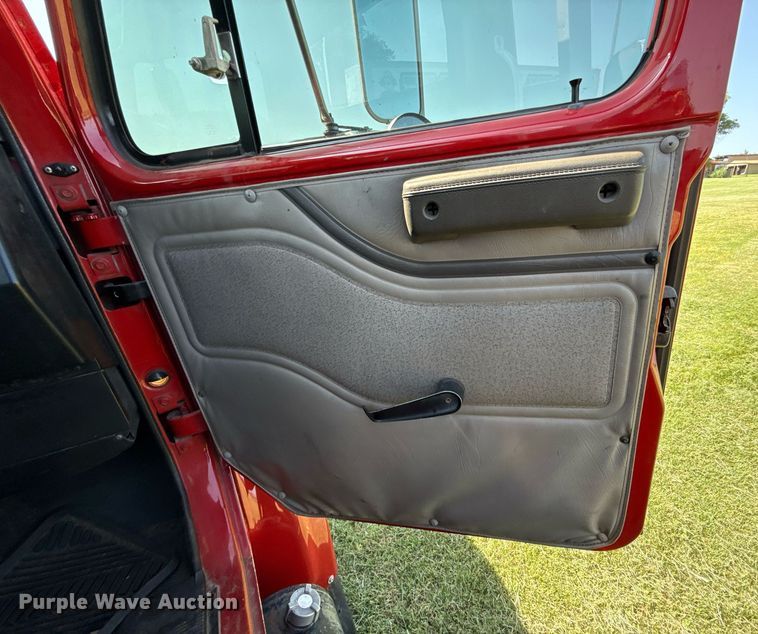 image for item DW5125 1999 International 4700 rollback truck