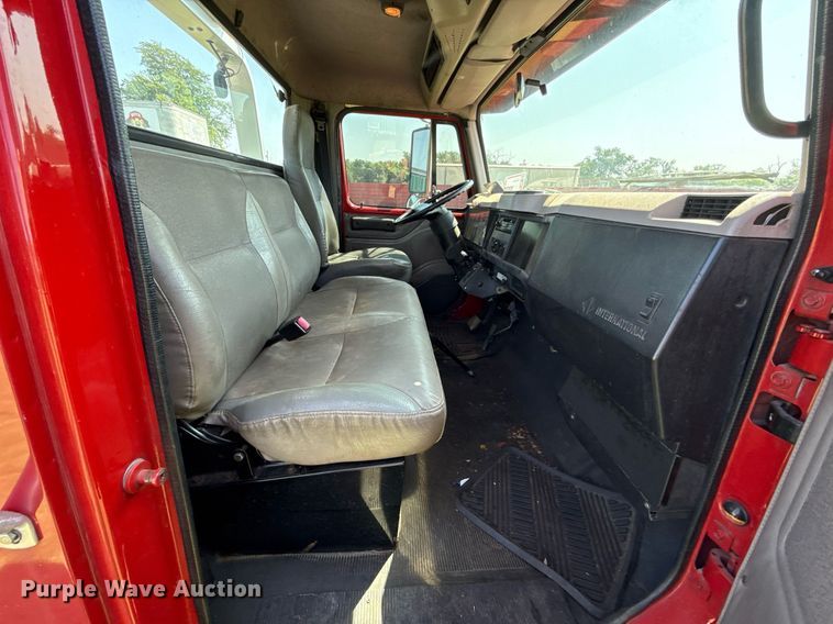 image for item DW5125 1999 International 4700 rollback truck