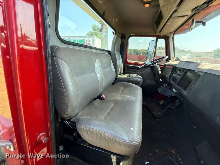 image for item DW5125 1999 International 4700 rollback truck