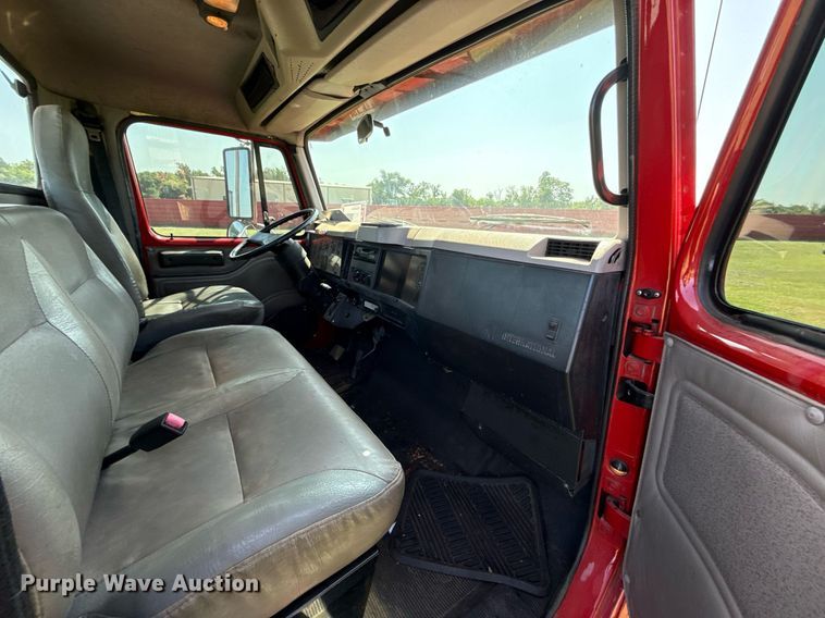 image for item DW5125 1999 International 4700 rollback truck