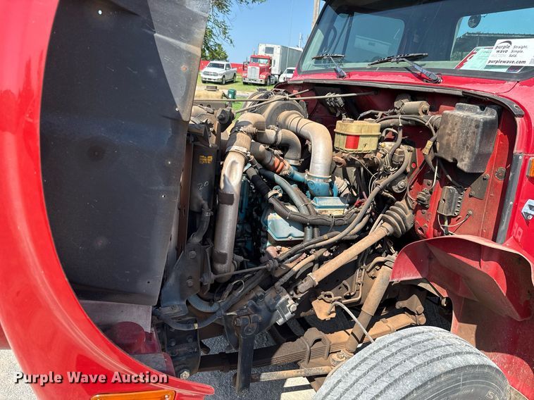 image for item DW5125 1999 International 4700 rollback truck