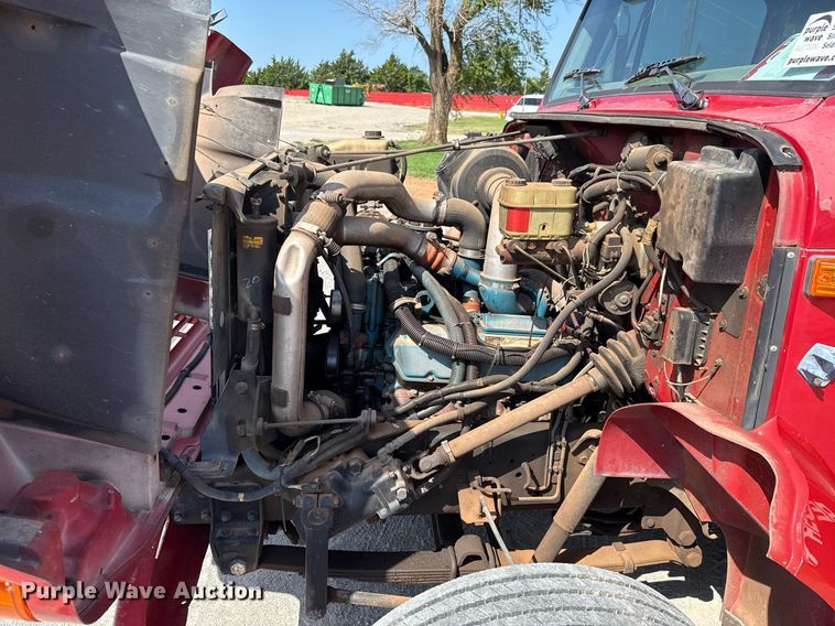 image for item DW5125 1999 International 4700 rollback truck