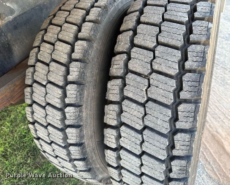 image for item DW5125 1999 International 4700 rollback truck