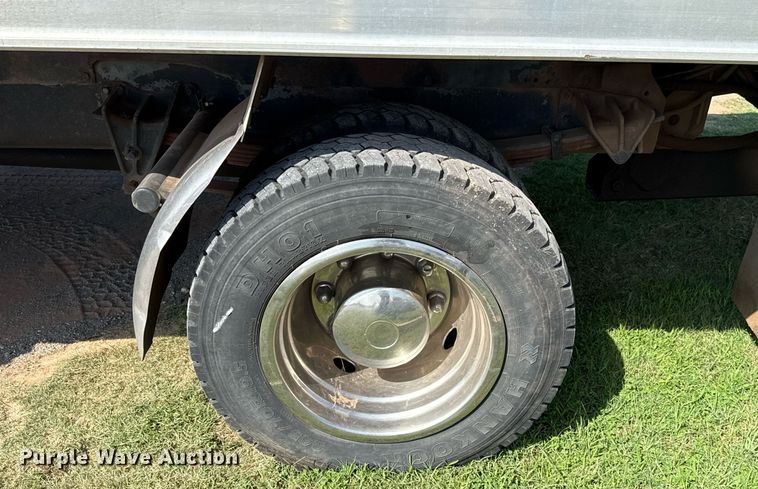 image for item DW5125 1999 International 4700 rollback truck