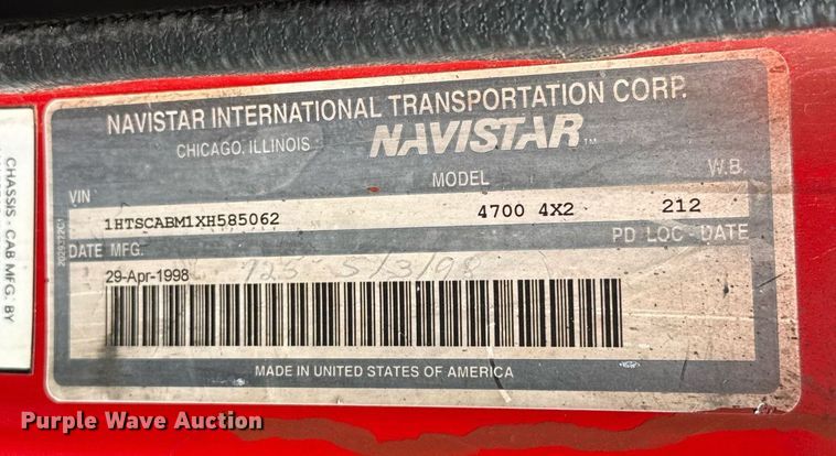 image for item DW5125 1999 International 4700 rollback truck