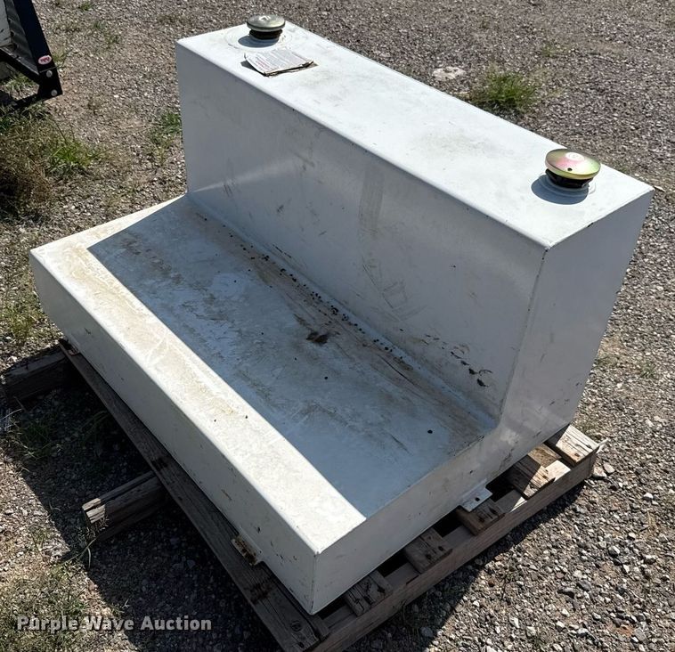 image for item DW5154 2021 Dee Zee fuel tank