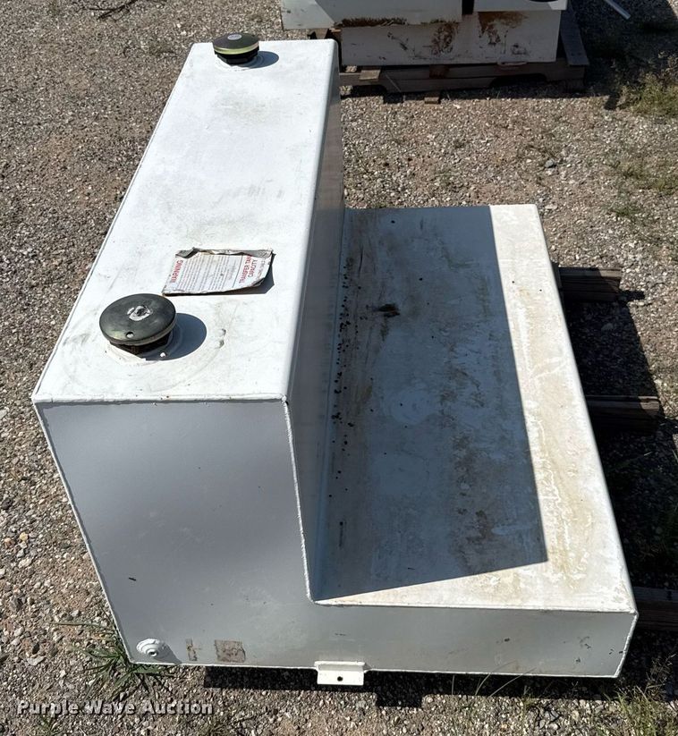 image for item DW5154 2021 Dee Zee fuel tank