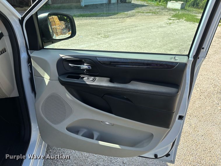 image for item DW7221 2017 Dodge Grand Caravan van