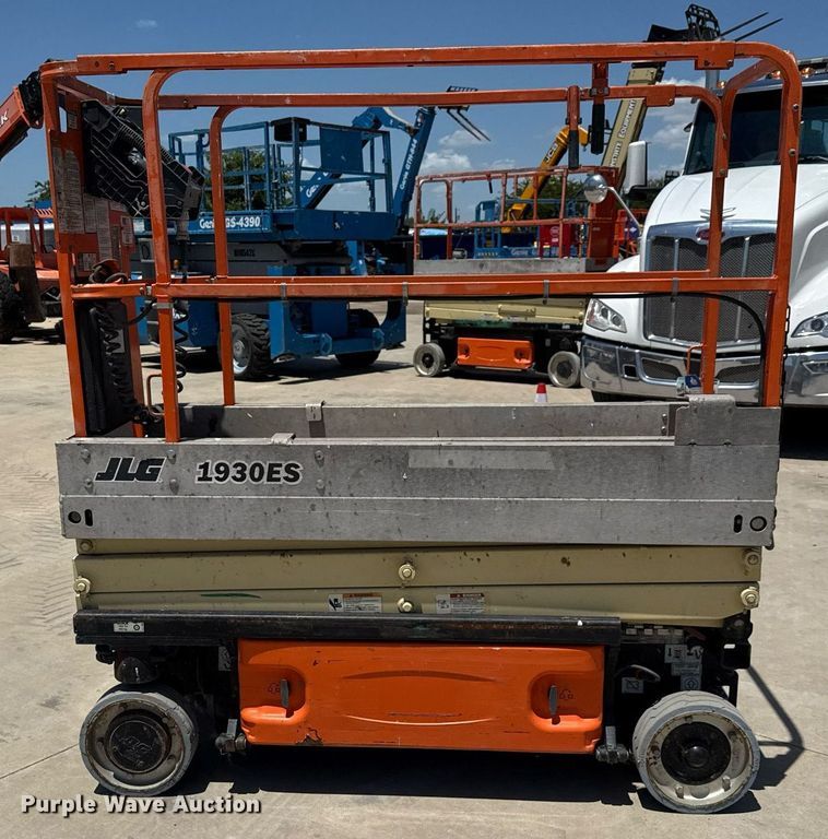 image for item DX5675 2012 JLG 1930ES scissor lift