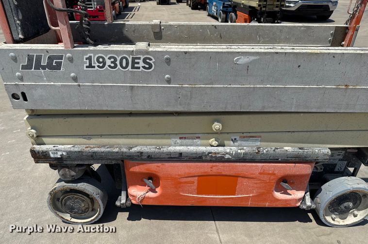 image for item DX5676 2013 JLG 1930ES scissor lift