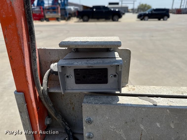 image for item DX5676 2013 JLG 1930ES scissor lift