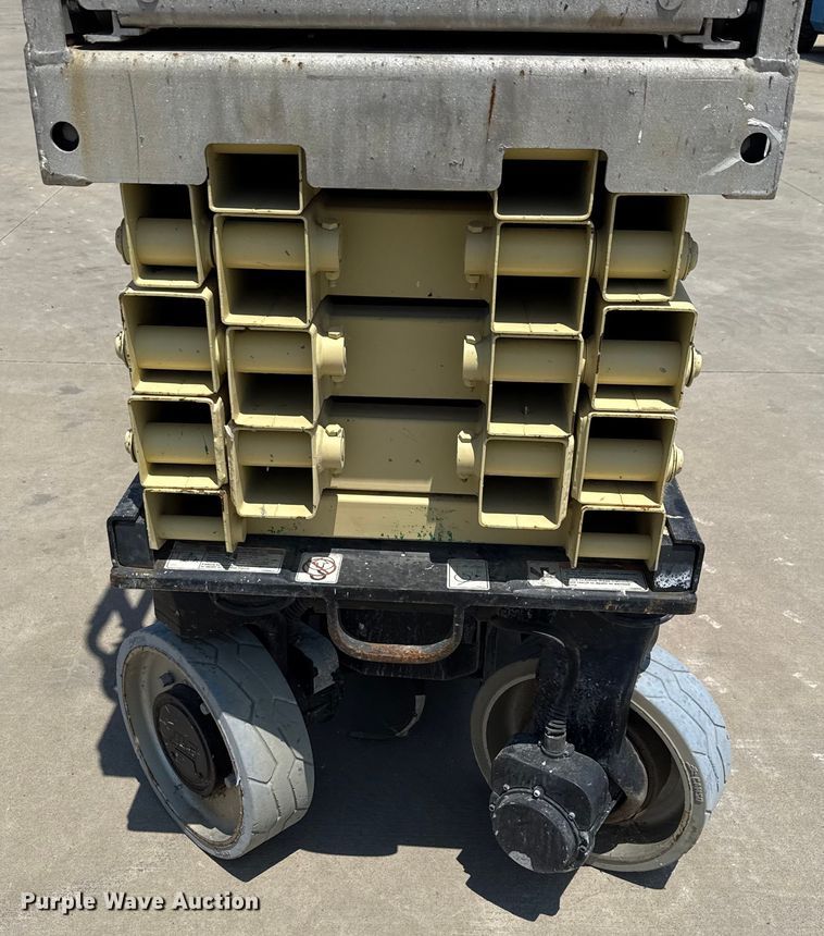 image for item DX5679 2013 JLG 2630ES scissor lift