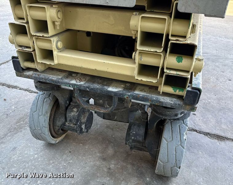 image for item DX5683 2011 JLG 1930ES scissor lift