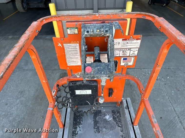 image for item DX5683 2011 JLG 1930ES scissor lift