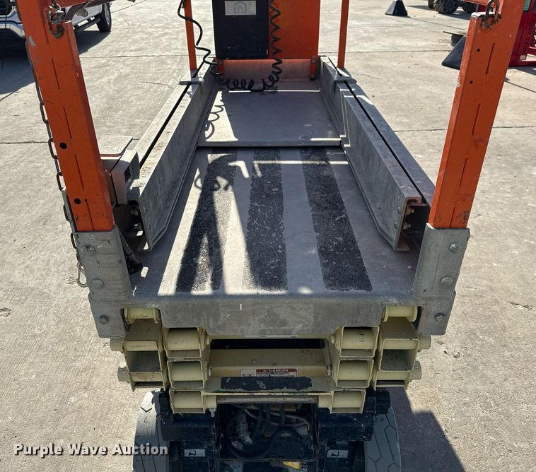 image for item DX5684 2013 JLG 1930ES scissor lift