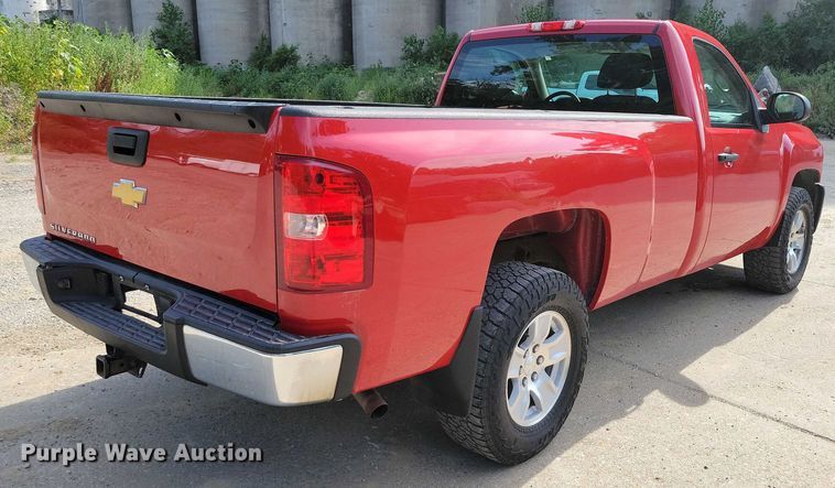 image for item DX7185 2013 Chevrolet Silverado 1500 pickup truck