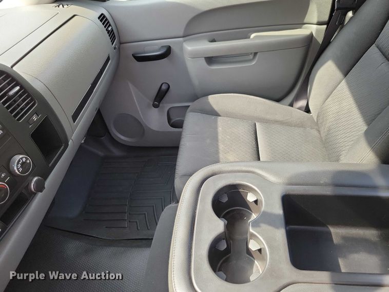 image for item DX7185 2013 Chevrolet Silverado 1500 pickup truck