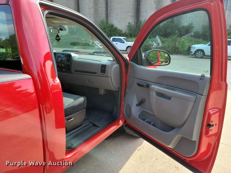 image for item DX7185 2013 Chevrolet Silverado 1500 pickup truck