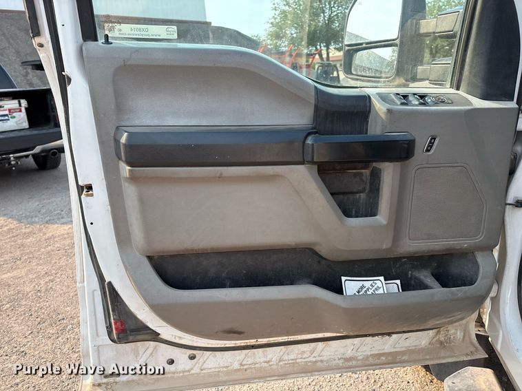 image for item DX8014 2017 Ford F450 Super Duty XL SuperCab truck cab and chassis