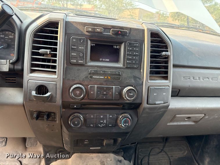 image for item DX8014 2017 Ford F450 Super Duty XL SuperCab truck cab and chassis