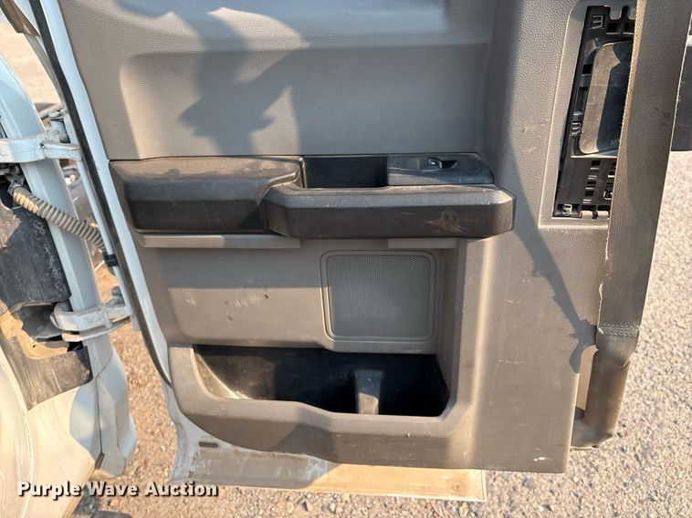 image for item DX8014 2017 Ford F450 Super Duty XL SuperCab truck cab and chassis