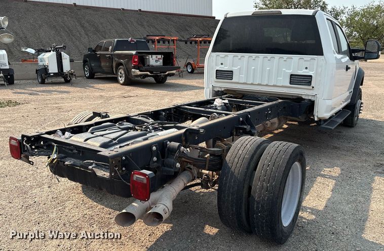 image for item DX8015 2017 Ford F450 Super Duty XL SuperCab truck cab and chassis