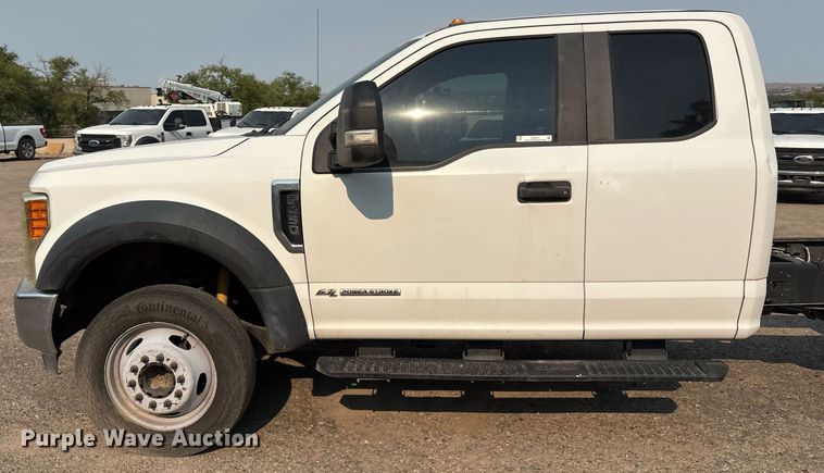 image for item DX8015 2017 Ford F450 Super Duty XL SuperCab truck cab and chassis