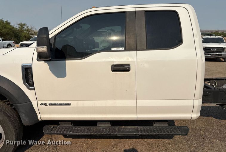 image for item DX8015 2017 Ford F450 Super Duty XL SuperCab truck cab and chassis