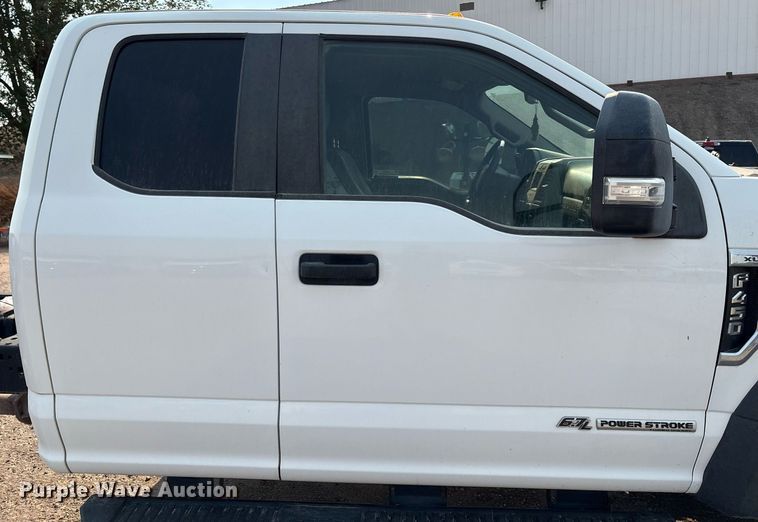 image for item DX8015 2017 Ford F450 Super Duty XL SuperCab truck cab and chassis