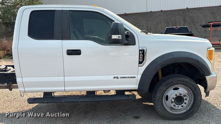 image for item DX8015 2017 Ford F450 Super Duty XL SuperCab truck cab and chassis