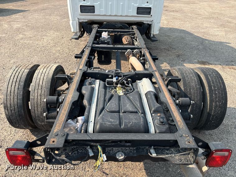 image for item DX8015 2017 Ford F450 Super Duty XL SuperCab truck cab and chassis