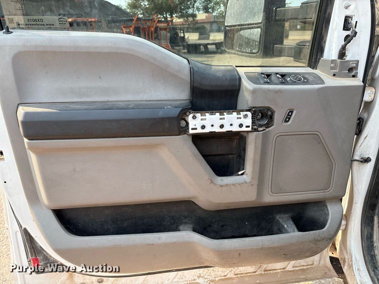 image for item DX8015 2017 Ford F450 Super Duty XL SuperCab truck cab and chassis