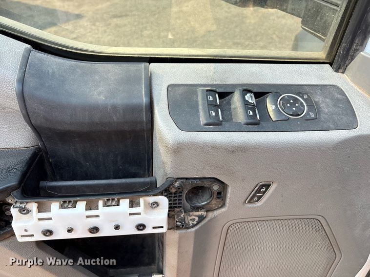 image for item DX8015 2017 Ford F450 Super Duty XL SuperCab truck cab and chassis