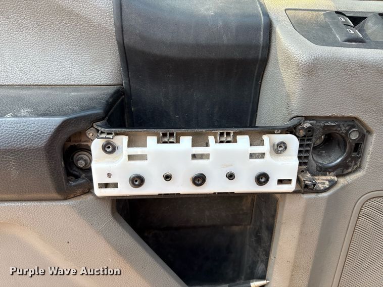 image for item DX8015 2017 Ford F450 Super Duty XL SuperCab truck cab and chassis