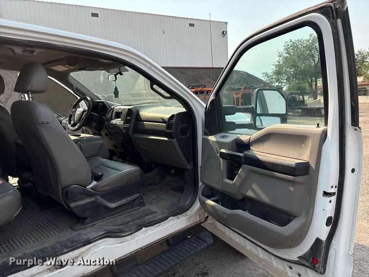 image for item DX8015 2017 Ford F450 Super Duty XL SuperCab truck cab and chassis