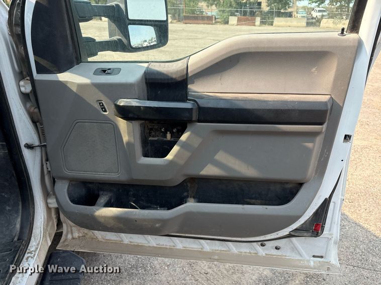 image for item DX8015 2017 Ford F450 Super Duty XL SuperCab truck cab and chassis